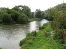 Через город протекает река Смотрич, создавая скалистым каньоном своего русла омега-образную петлю. (Каменец-Подольский)