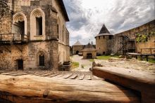 Двор Хотинской крепости. Слева храм Святых Константина и Елены