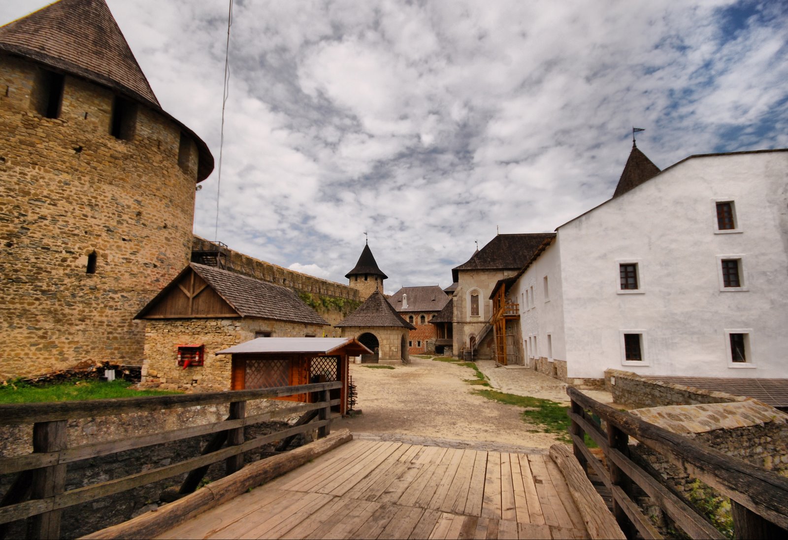 Фото достопримечательностей Хотина: Хозяйственные постройки во дворе Хотинской крепости