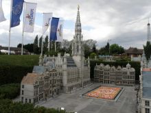 Ковёр из живых цветов на центральной площади Брюсселя Гранд-Плас. Ратуша и дом Гильдий