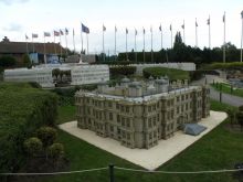 Усадьба Лонглит, Англия. У замка 7 башен в соответствии с 7 днями недели и 365 окон по числу дней в году. (Брюссель)