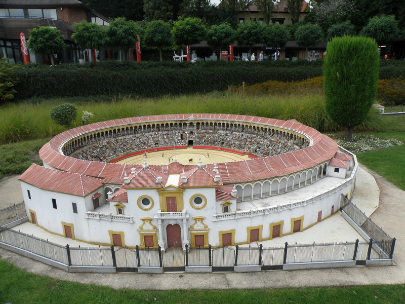 Фото достопримечательностей Брюсселя: Площадь корриды, Севилья, Испания. На трибунах сидят 6000 фигурок человечков.