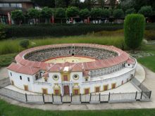 Площадь корриды, Севилья, Испания. На трибунах сидят 6000 фигурок человечков. (Брюссель)