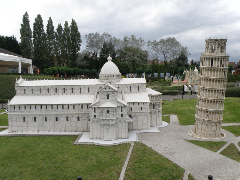 Фото достопримечательностей Брюсселя: Кампанила (Падающая башня) и собор на Пьяцца дель Мираколи в Пизе, Италия