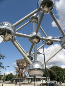 Прямо возле парка находится Атомиум - модель атома железа, увеличенная в 165 миллиардов раз. В 9 шарах атомиума находятся выставочные залы, ресторан, обзорная площадка. (Брюссель)