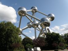 Атомиум - гигантский атом железа. Высота составляет 102 м, диаметр каждой из девяти сфер — 18 м. (Брюссель)