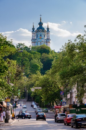 Андреевский спуск со своей неизменной доминантой Андреевской церковью (Киев и область)