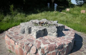 Языческий жертвенник на Замковой горе. Судя по пеплу используется до сих пор :) (Киев и область)