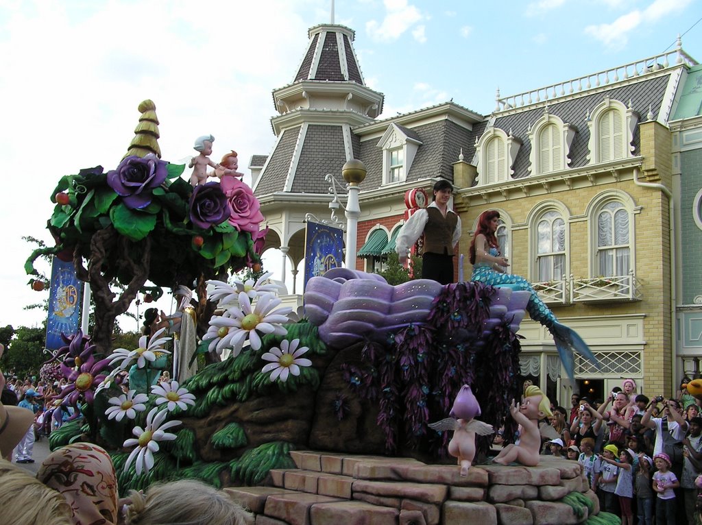 Фото достопримечательностей Франции: Парад Диснея. Русалочка Ариель в окружении