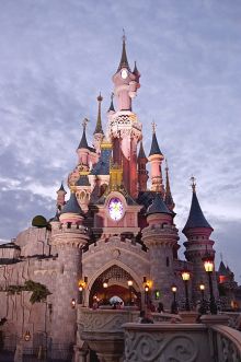 В вечернее время замок начинает светиться (Франция)