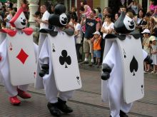 Парад Диснея. Карты из Алисы в стране Чудес (Франция)