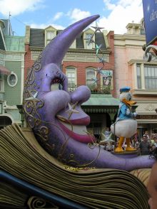 Парад Диснея. Одно из самых зрелищных действ во французском Диснейленде (Франция)