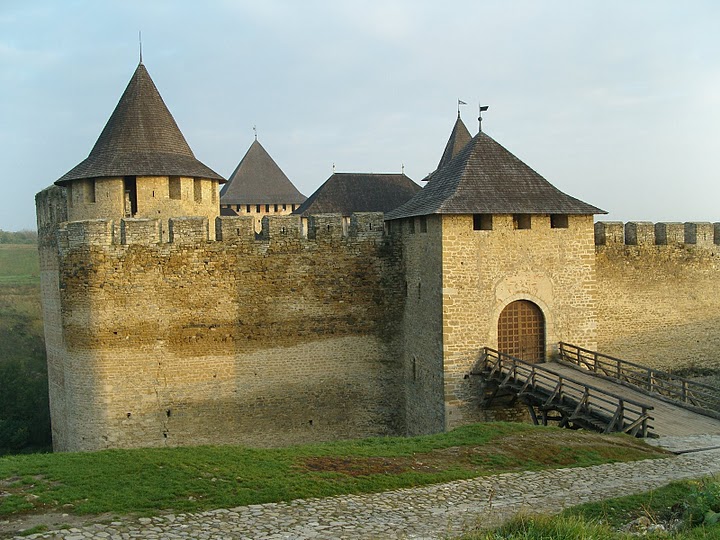 Фото достопримечательностей Хотина: Въездная башня и мост, ведущий во двор Хотинской крепости