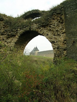 Вид на башни Хотинской крепости через руины (Хотин)