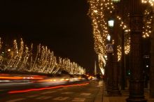 Елисейские поля, и ночью здесь не прекращается движение