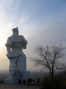 Товарищ Артём озирает окрестности