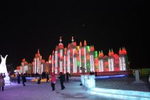 Целый архитектурный комплекс из льда (Китай)