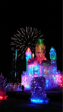 Фейерверки на фоне ледяных дворцов (Китай)