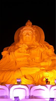 Огромная статуя снежного Будды (Китай)