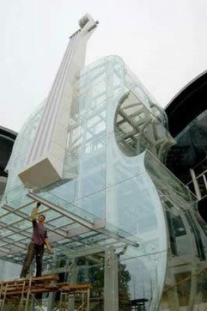 Вход в Дом-рояль в виде огромной стеклянной скрипки (Разное)