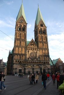 Две башни симметрично возносятся на почти 100 метров (Германия)