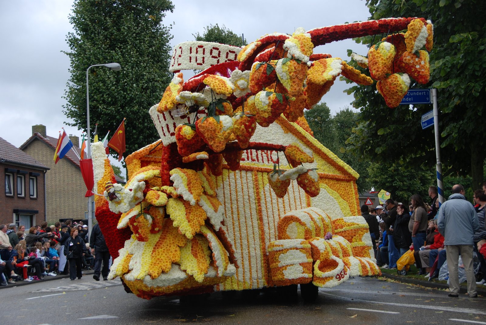 Фото достопримечательностей Голландии: Домик с земляникой с Bloemencorso 2008