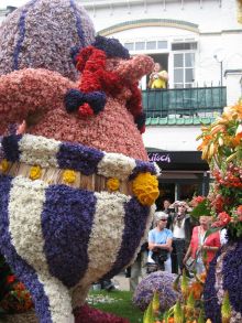 Астерикс и Обеликс воплощенные из цветов на фестивале Bloemencorso 2009 (Голландия)