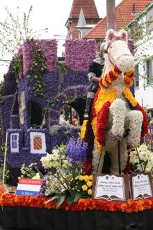 Король Артур на коне и с замком. Парад цветов Блуменкорсо 2009 (Голландия)