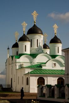 Церковь с необычными красивыми крестами на куполах (Золотое Кольцо России)