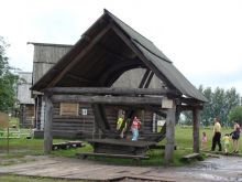 Колодец, для получения воды необходимо ходить внутри по ступенчатому колесу. (Золотое Кольцо России)