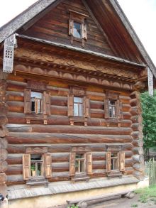 Изба XIX века. Срубы и узорчатая резьба делались исключительно топором (Золотое Кольцо России)