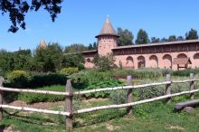 Стены Спасо-Ефимиевского монастыря и аптекарский огород (Золотое Кольцо России)