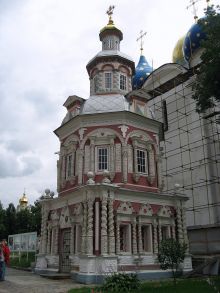 Успенский кладезь с часовней, кон. XVII в. Сооружен над открывшимся здесь целебным источником. (Золотое Кольцо России)