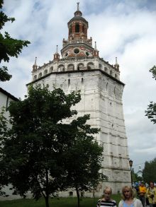 Уточья (Житничная) башня. Высота башни до карниза 22 м, 6 ярусов, 77 бойниц. Название "уточья" - от шпиля башни, увенчанного каменной «утицей». (Золотое Кольцо России)