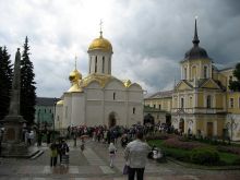 На соборной площади. Слева - Обелиск (1792). В центре - Троицкий собор. Справа - Казначейский корпус братских келий (Золотое Кольцо России)