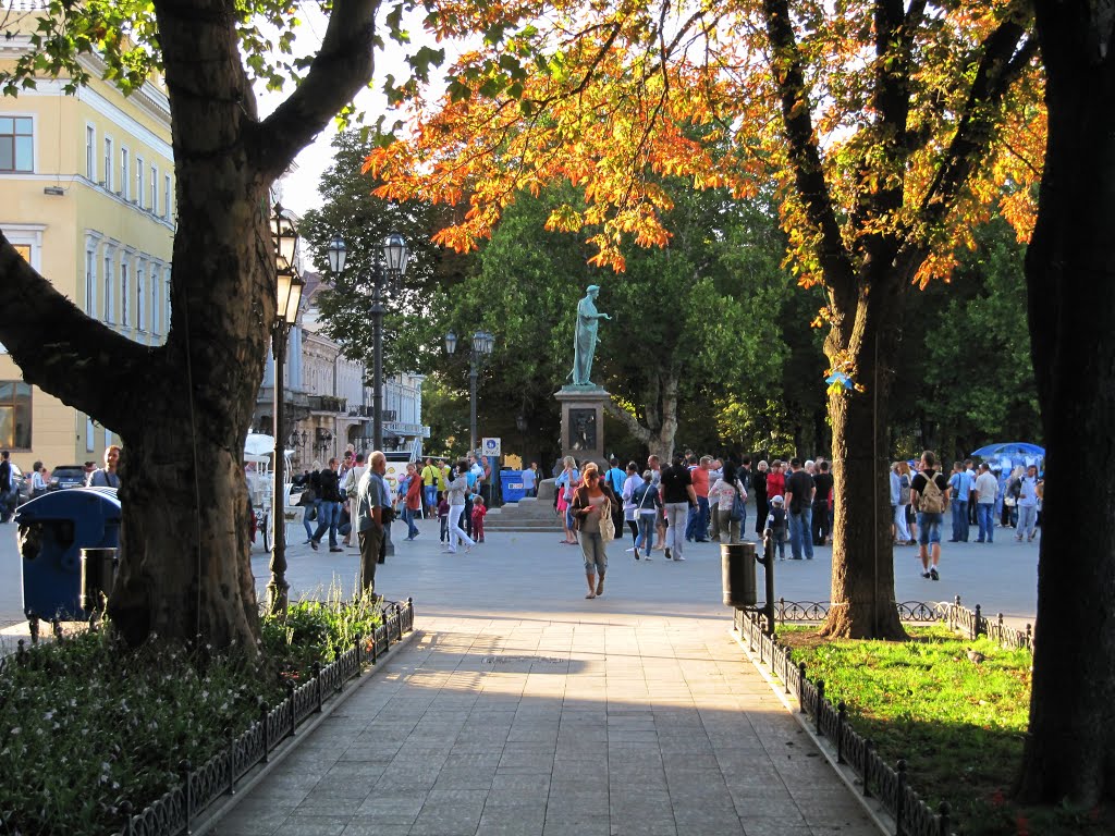 Фото достопримечательностей Одессы и Одесской области: Вид на памятник Дюку де Решилье из аллеи Приморского бульвара