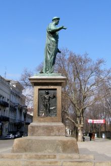 Знающие одесситы покажут вам памятник со второго люка. Чувство юмора сработало даже здесь :)