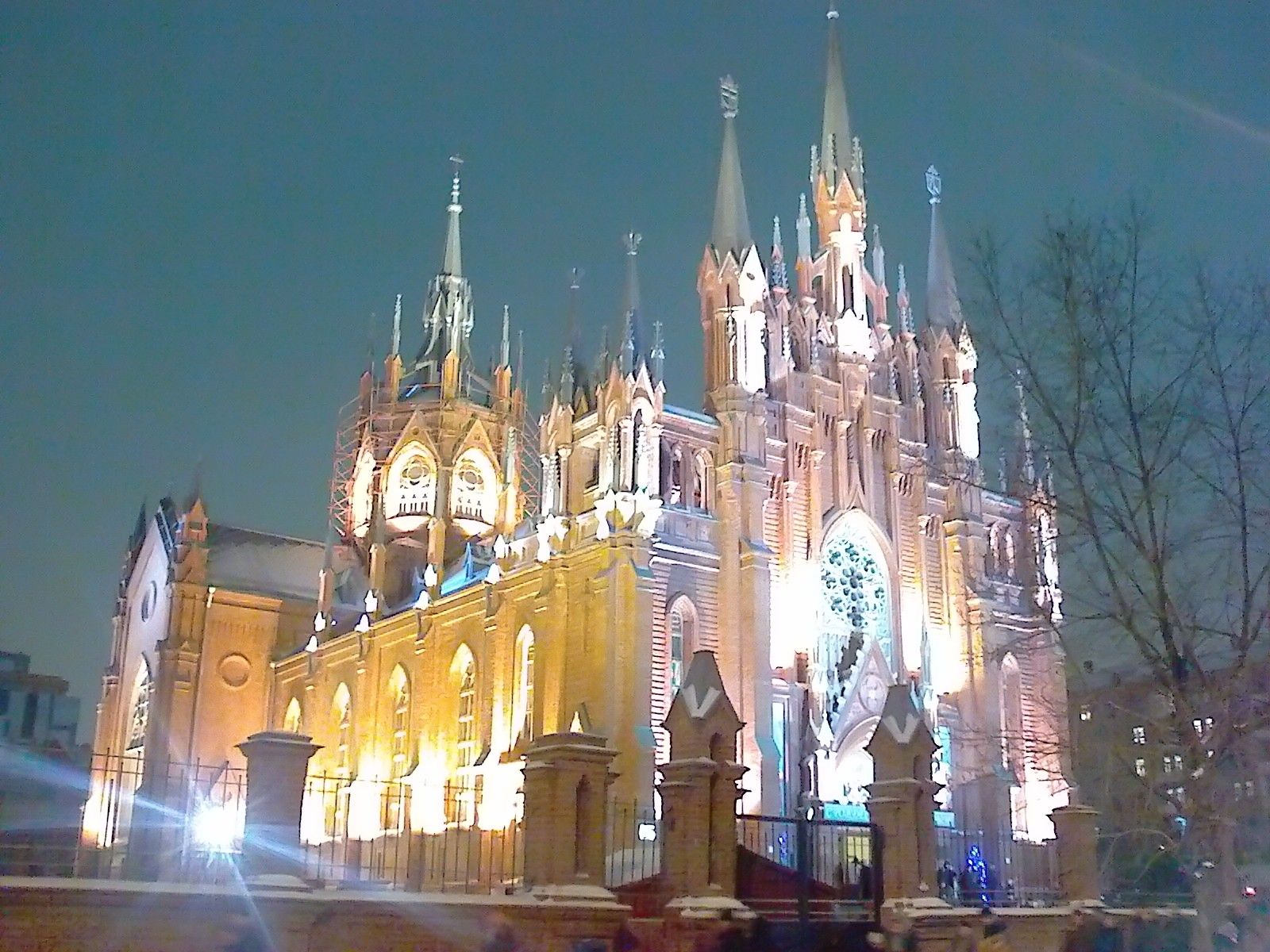 Фото достопримечательностей Москвы и Подмосковья: Собор особенно красив ночью