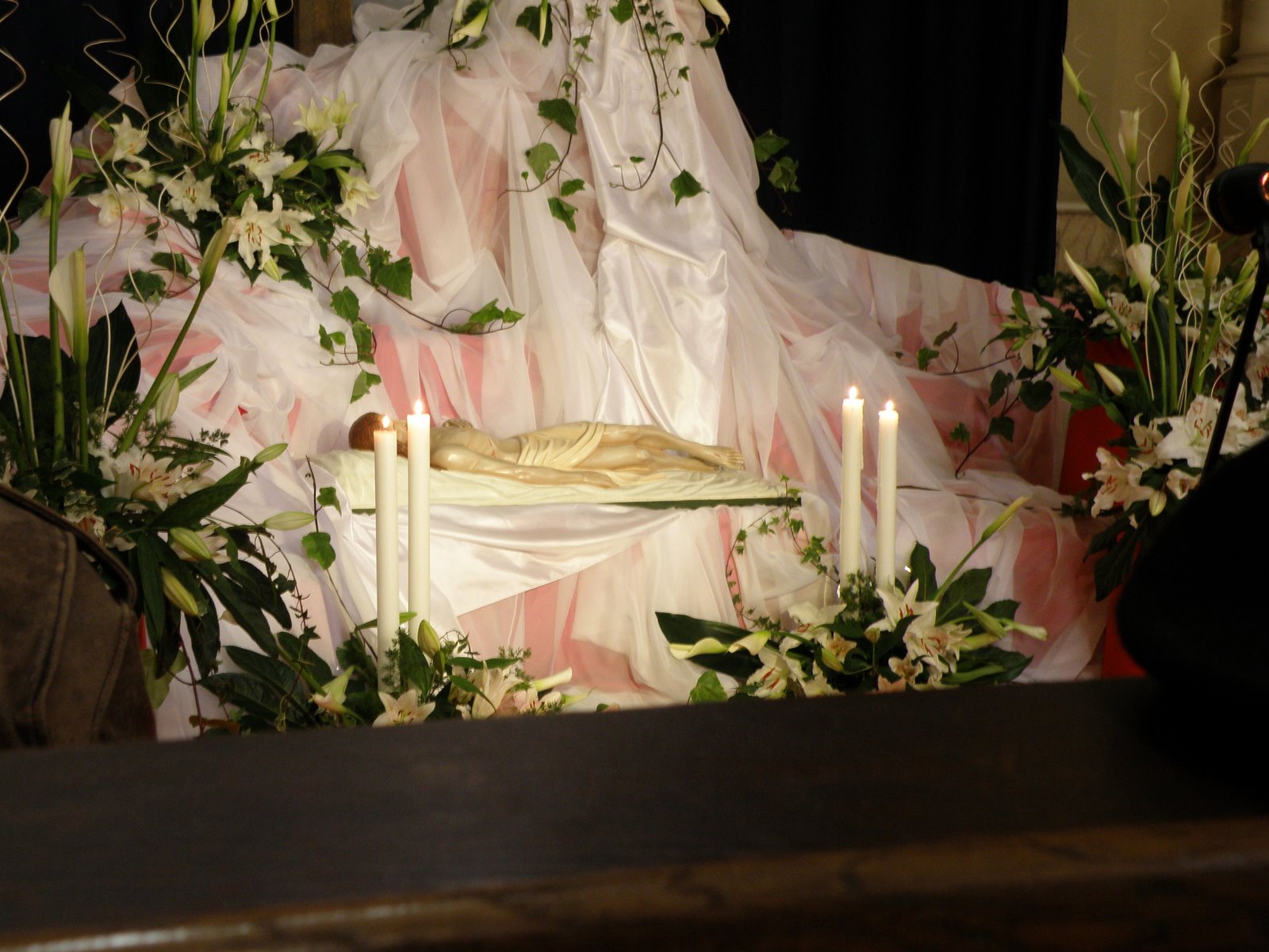 Фото достопримечательностей Москвы и Подмосковья: Скульптура внутри храма