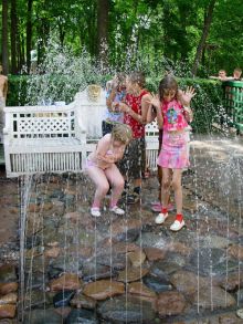 Фонтан-шутиха "Скамейка", будьте осторожны проходя мимо нее ;) (Санкт-Петербург и область)