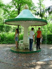 Фонтан-шутиха "Грибок" - как только становишься под него, вода польется (Санкт-Петербург и область)