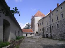 Хозяйственный двор замка с колодцем (Львов и область)