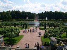 Сад Венеры. В центре её скульптура