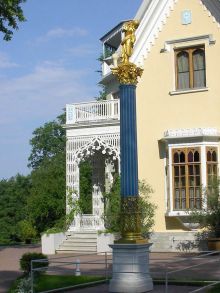 Хрустальная колонна в садике возле Коттеджа (Санкт-Петербург и область)