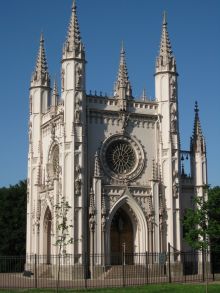 Готическая капелла в Петергофском парке Александрия