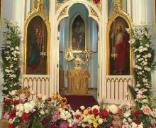 Внутри капеллы. Интерьер выполнен в стиле неоготики с соблюдением православных канонов (Санкт-Петербург и область)