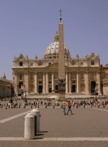 Площадь Св. Петра с 40-метровым древнеегипетским обелиском в центре. Обелиск был создан в XIII веке до н.э., в Рим был привезен в I веке для цирка Нерона. На площадь перенесен в 1586 году. (Рим)