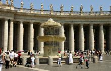 Фонтан на площади Св. Петра.