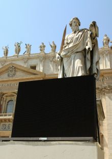 Средневековый святой Петр и современный экран. (Рим)