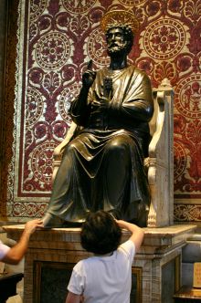 Святой Петр, которого все трогают за ногу. (Рим)